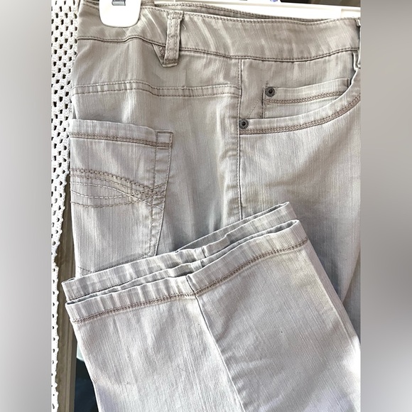 AVENUE Beige/Cream Capri Pants 
Size 18 Average EUC - Picture 5 of 7